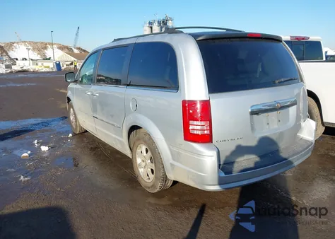 2010 Chrysler Town & Country Touring z USA, uszkodzony, nr VIN 2A4RR5D17AR468080